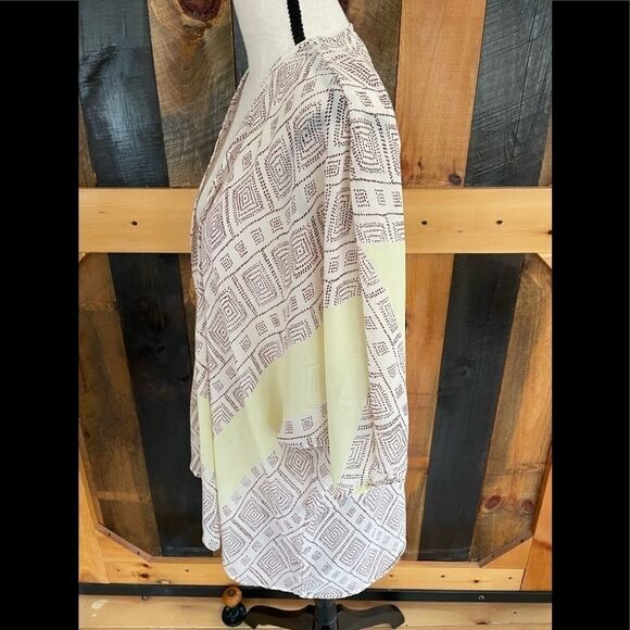 Dizzy Lizzy semi sheer kimono style open front top, size Large - Picture 3 of 5